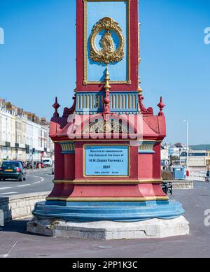 Nahaufnahme des viktorianischen Uhrenturms an der Küste von Weymouth. Stockfoto