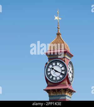 Aufnahme der kunstvoll verzierten Spitze des viktorianischen Uhrenturms an der Küste von Weymouth. Stockfoto