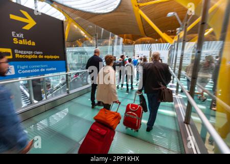 Passagier mit Gepäck in Madrid Adolfo Suárez Barajas Aeropuerto, Spanien, Terminal T4S, entworfen von den Architekten Antonio Lamela und Richard Rogers Stockfoto