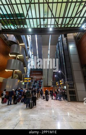 Madrid Adolfo Suárez Barajas Aeropuerto, Spanien, Terminal T4S, entworfen von den Architekten Antonio Lamela und Richard Rogers Stockfoto