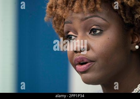 Washington, Usa. 21. April 2023. Pressesprecherin Karine Jean-Pierre spricht am Freitag, den 21. April 2023, im James S. Brady Briefing Room im Weißen Haus in Washington. Foto: Bonnie Cash/Pool/ABACAPRESS.COM Guthaben: Abaca Press/Alamy Live News Stockfoto