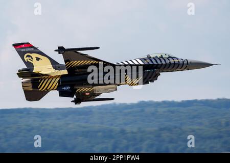 Sliac, Slowakei - 27. August 2017: Militärflugzeug am Luftwaffenstützpunkt. Flugbetrieb der Luftwaffe. Luftfahrt und Flugzeuge. Luftverteidigung. Militär ist da Stockfoto