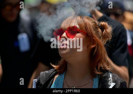 Toluca, Mexiko. 20. April 2023. 20. April 2023 Toluca, Mexiko: Tausende von jungen Menschen und Erwachsenen gingen auf die Straßen der Stadt, wo sie 5. an dem Cannabisspaziergang zum Gedenken an den Welt-Cannabis-Tag teilnahmen, und forderten seine Legalisierung als Pflanze für Freizeitzwecke. Am 20. April 2023 in Toluca, Mexiko. (Foto: Arturo Hernández/Eyepix Group/Sipa USA) Guthaben: SIPA USA/Alamy Live News Stockfoto