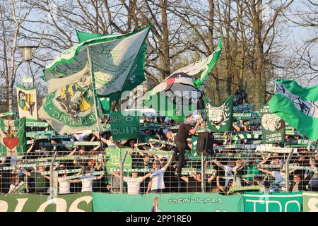 Berlin, Deutschland, 21. April 2023. Chemie-Leipzig-Fans während des Spiels Tennis Borussia Berlin gegen BSG Chemie Leipzig, Regionalliga Nordost, Runde 29. Kredit: Fabideciria. Stockfoto