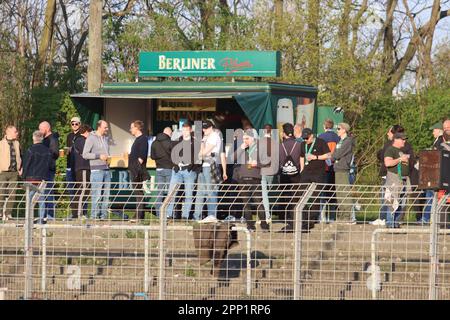 Berlin, Deutschland, 21. April 2023. Chemie-Leipzig-Fans während des Spiels Tennis Borussia Berlin gegen BSG Chemie Leipzig, Regionalliga Nordost, Runde 29. Kredit: Fabideciria. Stockfoto