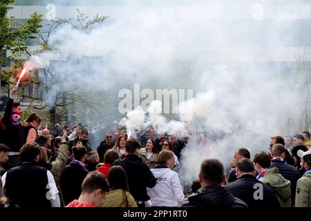 Genf, Schweiz. 21. April 2023. GENF, SCHWEIZ - APRIL 21: Fans zündeten vor dem Halbfinalspiel der UEFA Youth League 2022/23 zwischen HNK Hajduk Split und AC Mailand am Stade de Geneve am 21. April 2023 in Genf, Schweiz, Fackeln an. Foto: Luka Stanzl/PIXSELL Kredit: Pixsell/Alamy Live News Stockfoto