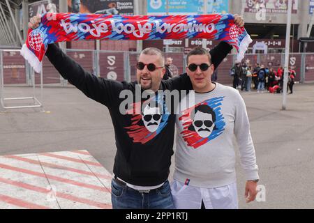 Genf, Schweiz. 21. April 2023. GENF, SCHWEIZ - APRIL 21: Fans zeigen ihre Unterstützung für ihr Team vor dem Halbfinalspiel der UEFA Youth League 2022/23 zwischen HNK Hajduk Split und AC Mailand am 21. April 2023 im Stade de Geneve in Genf, Schweiz. Foto: Luka Stanzl/PIXSELL Kredit: Pixsell/Alamy Live News Stockfoto