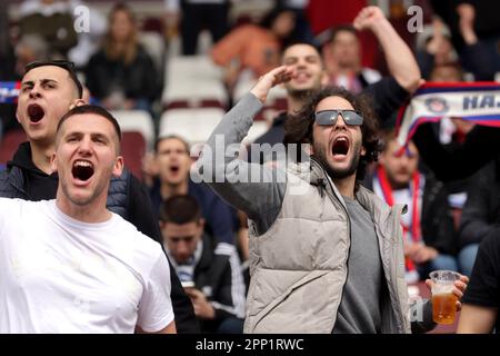 Genf, Schweiz. 21. April 2023. GENF, SCHWEIZ - APRIL 21: Fans jubeln auf den Tribünen vor dem Halbfinalspiel der UEFA Youth League 2022/23 zwischen HNK Hajduk Split und AC Mailand am 21. April 2023 im Stade de Geneve in Genf an. Foto: Luka Stanzl/PIXSELL Kredit: Pixsell/Alamy Live News Stockfoto