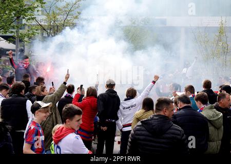 Genf, Schweiz. 21. April 2023. GENF, SCHWEIZ - APRIL 21: Fans zündeten vor dem Halbfinalspiel der UEFA Youth League 2022/23 zwischen HNK Hajduk Split und AC Mailand am Stade de Geneve am 21. April 2023 in Genf, Schweiz, Fackeln an. Foto: Luka Stanzl/PIXSELL Kredit: Pixsell/Alamy Live News Stockfoto