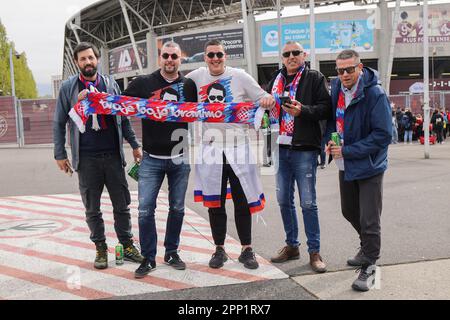 Genf, Schweiz. 21. April 2023. GENF, SCHWEIZ - APRIL 21: Fans zeigen ihre Unterstützung für ihr Team vor dem Halbfinalspiel der UEFA Youth League 2022/23 zwischen HNK Hajduk Split und AC Mailand am 21. April 2023 im Stade de Geneve in Genf, Schweiz. Foto: Luka Stanzl/PIXSELL Kredit: Pixsell/Alamy Live News Stockfoto