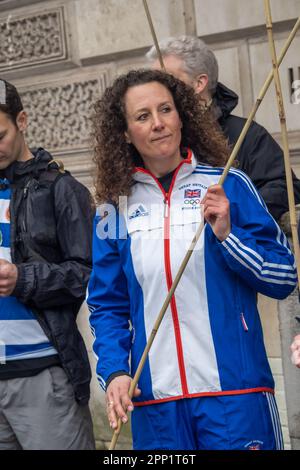 London, Großbritannien. 21. April 2023. Olympisches Teammitglied bei DCMS. Am ersten Tag des Aussterbens sah Rebellion's "The Big One" Streikposten vor allen großen Regierungsstellen in Westminster und forderte dringende und wirksame Maßnahmen zur Abschwächung der Auswirkungen des Klimawandels und zur Vermeidung von Katastrophen. Sie protestierten auch an der 55 Tufton Street, wo rechtsgerichtete Gruppen von US-Klimadengern finanziert wurden und die Tory-Rechte einen hohen Einfluss ausübte. Peter Marshall/Alamy Live News Stockfoto