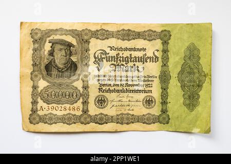 Fünfzigtausend-Mark-Banknote (50.000-Mark) aus der Hyperinflation im November 1922. Antikes Geld von der größten Abwertung von Bargeld. Stockfoto