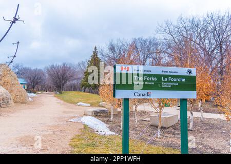 April 15 2023 - Winnipeg Manitoba Canada - Parks canada Schild am Eingang der Gabeln Stockfoto