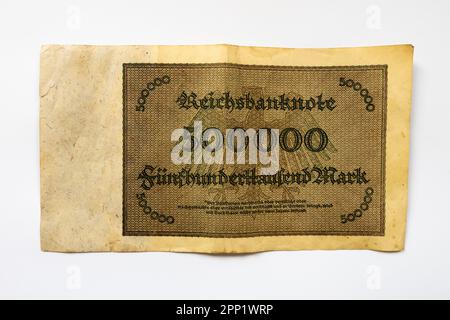 Fünfhunderttausend-Mark-Banknote (500.000-Mark) aus der Hyperinflation im Mai 1923. Antikes Geld von der größten Abwertung von Bargeld. Stockfoto