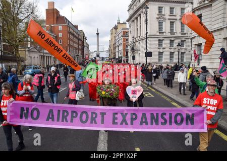 London, Großbritannien. 21. April 2023 Demonstranten, die sich gegen den Ausbau von Flughäfen aussprechen, durchqueren Whitehall, während die Rebellion ihre 4-tägige Protestaktion beginnt und fordert, dass die Regierung von fossilen Brennstoffen abrückt und gegen die Klimakrise vorgeht. Kredit: Vuk Valcic/Alamy Live News Stockfoto