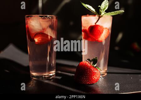 Erfrischendes Erdbeer- und Minzwasser, perfekt, um an heißen Sommernachmittagen ausreichend Flüssigkeit zu trinken. Stockfoto