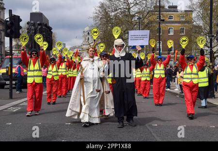 London, Großbritannien. 21. April 2023 Demonstranten gegen den Flughafenausbau durchqueren Whitehall, während die Rebellion ihren 4-tägigen Protest einleitet und fordert, dass die Regierung sich von fossilen Brennstoffen abwendet und die Klimakrise bekämpft. Kredit: Vuk Valcic/Alamy Live News Stockfoto