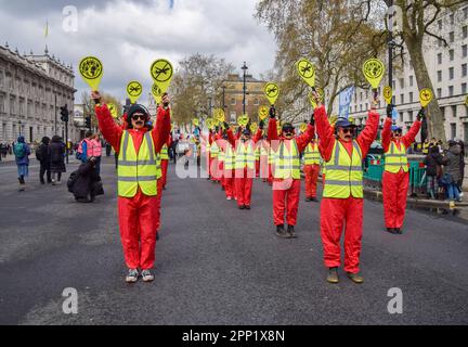 London, Großbritannien. 21. April 2023 Demonstranten gegen den Flughafenausbau durchqueren Whitehall, während die Rebellion ihren 4-tägigen Protest einleitet und fordert, dass die Regierung sich von fossilen Brennstoffen abwendet und die Klimakrise bekämpft. Kredit: Vuk Valcic/Alamy Live News Stockfoto