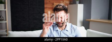 Augenschmerzen Und Entzündungen. Mann Mit Retina Müdigkeit Und Krämpfe Stockfoto