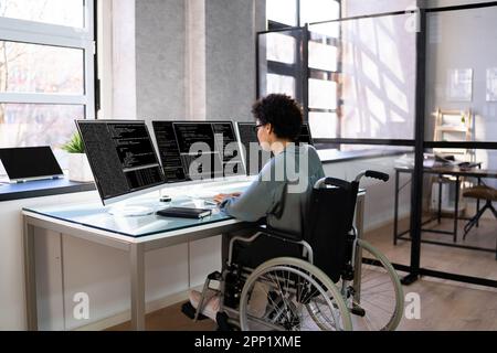 Afroamerikanische Frau Programmierer. Mädchen Codierung Auf Computer Stockfoto