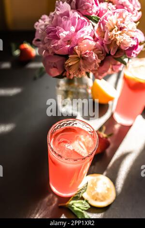 Tropischer und geschmackvoller Daiquiri, hergestellt aus reifen Früchten und einem Spritzer Likör aus Erdbeeren und Scheiben von frischem Obst Stockfoto