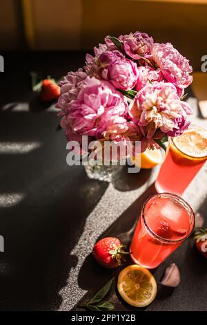 erdbeermargarita mit Kohlensäure, garniert mit einem Stück frischem Obst und serviert in einem kristallklaren Glas Stockfoto