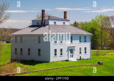 Das Wahrzeichen Fort House in Fort William Henry in New Harbor Bristol Maine an einem sonnigen Tag mit blauem Himmel. Stockfoto