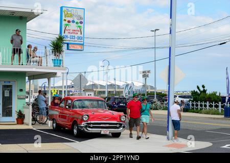 USA, New Jersey, Wildwood, Parade von Oldtimern, rot glänzender General Motors Chevrolet Bel Air auf dem Parkplatz des Motel Rusmar an der Ocean Ave, könnte auch in Havanna Cuba sein Stockfoto