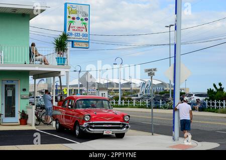 USA, New Jersey, Wildwood, Parade von Oldtimern, rot glänzender General Motors Chevrolet Bel Air auf dem Parkplatz des Motel Rusmar an der Ocean Ave, könnte auch in Havanna Cuba sein Stockfoto