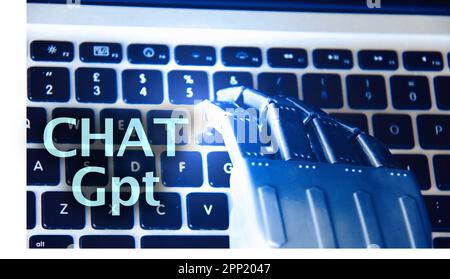 Florenz , Italien April 19. 2023. ChatGPT-Neonlicht-Schildkonzept, Open-ai-Chat-gpt-bot und künstliche Intelligenz-Technologie. Roboterhand tippt auf c Stockfoto