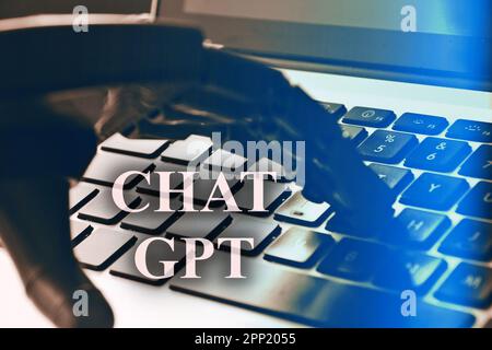 Florenz , Italien April 19. 2023. ChatGPT-Neonlicht-Schildkonzept, Open-ai-Chat-gpt-bot und künstliche Intelligenz-Technologie. Roboterhand tippt auf c Stockfoto