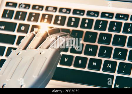 Roboterhand-Tippen auf der Tastatur. Zukunftskonzept und KI. Stockfoto