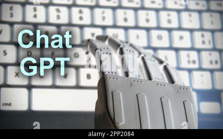 Florenz , Italien April 19. 2023. ChatGPT-Neonlicht-Schildkonzept, Open-ai-Chat-gpt-bot und künstliche Intelligenz-Technologie. Roboterhand tippt auf c Stockfoto