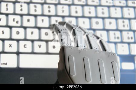 Roboterhand-Tippen auf der Tastatur. Zukunftskonzept und KI. Stockfoto