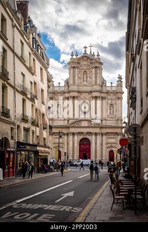 Paris, Frankreich, Okt. 2022, Blick auf eine urbane Szene der Kirche Saint-Paul Saint-Louis im Marais-Viertel Stockfoto