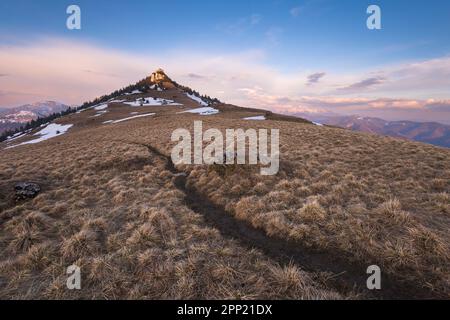 Cierny Kamen, Blick vom Sattel von Ploska, Sedlo Ploskej, Velka Fatra, Slowakei - Berglandschaft im Spätwinter und Frühling. Peak, Summit und Stockfoto