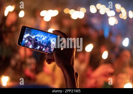 Kendari, Indonesien. 21. April 2023. Ein Einwohner zeichnet die Fackelrelais auf seinem Smartphone auf. Die Parade ist ein jährliches Ereignis und wird von den Einwohnern von Ranomeeto, Süd-Konawe, Südost-Sulawesi durchgeführt. (Foto: Andry Denisah/SOPA Images/Sipa USA) Guthaben: SIPA USA/Alamy Live News Stockfoto