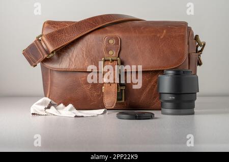 Kameratasche aus braunem Leder. 50mm-mm-Objektiv an der Vorderseite. Kopf auf Schuss. Stockfoto