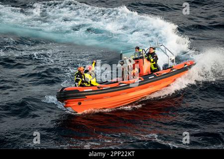 Starres Schlauchboot (RHIB) der Königlich Dänischen Marine während der Operation Nanook 2022 im Nordatlantik. Stockfoto