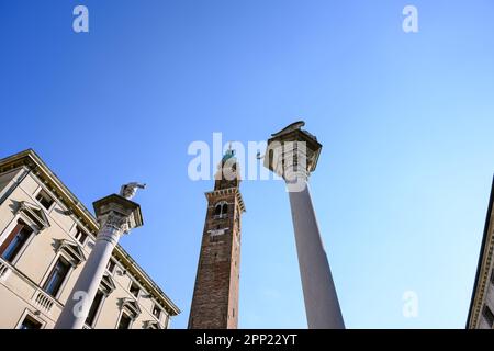 Torre Bissara Civic Tower und Säulen auf dem Piazza dei Signori Stadtplatz in Vicenza, Italien Stockfoto