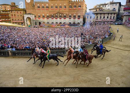 Siena, Italien - August 17 2021: Mossa oder Beginn des öffentlichen Pferderennens Palio di Siena auf dem Hauptplatz Stockfoto
