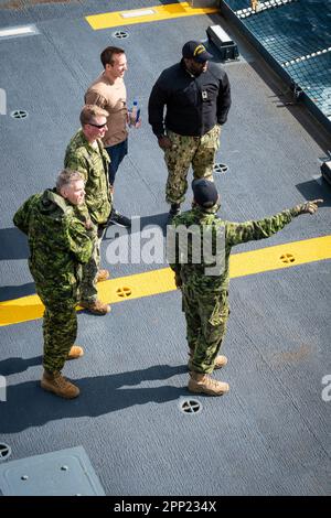 Kanadisches und amerikanisches Militärpersonal, das während der Operation Nanook 2022 auf dem Flugdeck der HMCS Margaret Brooke stand. Stockfoto