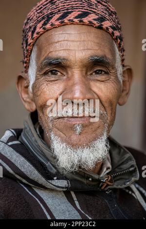 Porträt eines Berbers mit gestreifter Djellaba. Stockfoto