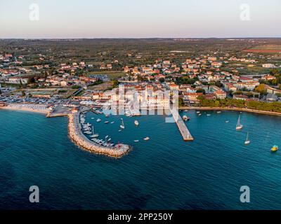 Luftaufnahme vom Hafen von Fazana in der Nähe von Pula. Istra, Kroatien. Stockfoto