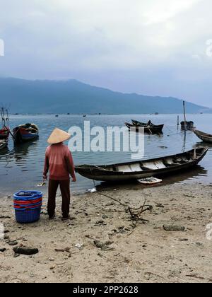 Lap An Lagune, Vietnam. 02. März 2023. Eine Frau arbeitet auf einem Boot in Lap an Lagoon. Kredit: Alexandra Schuler/dpa/Alamy Live News Stockfoto