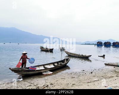 Lap An Lagune, Vietnam. 02. März 2023. Eine Frau arbeitet auf einem Boot in Lap an Lagoon. Kredit: Alexandra Schuler/dpa/Alamy Live News Stockfoto