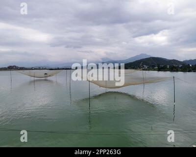 Lap An Lagune, Vietnam. 02. März 2023. In Lap an Lagoon hängen Fischernetze über dem Meer. Kredit: Alexandra Schuler/dpa/Alamy Live News Stockfoto