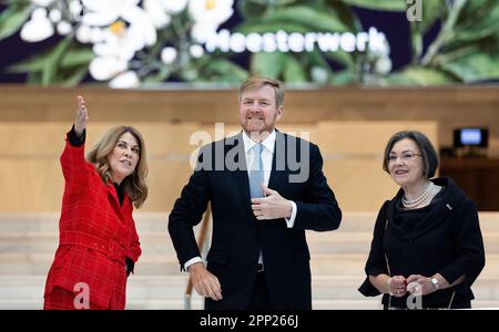 APELDOORN - König Willem-Alexander mit Dikkie Scipio (Architekt KAAN Architecten) auf der linken Seite während der Wiedereröffnung des renovierten Het Loo Palastes. Früher war ein Teil des Museums bereits für Besucher geöffnet, jetzt wird auch die unterirdische Erweiterung verwendet. Die Renovierung dauerte insgesamt fünf Jahre. ANP IRIS VAN DEN BROEK niederlande raus - belgien raus Stockfoto