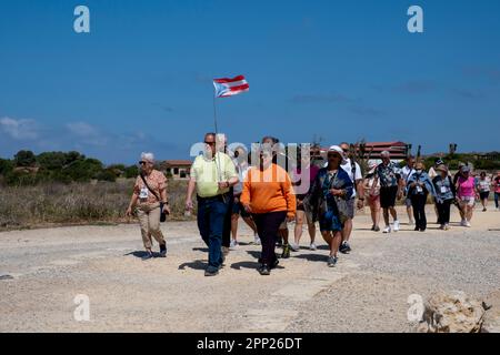 Reiseleiter begleiten eine Gruppe ausländischer Touristen durch den archäologischen Park Paphos und Mosaiken, Paphos, Zypern Stockfoto