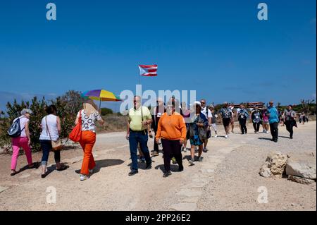 Reiseleiter begleiten eine Gruppe von Touristen durch den archäologischen Park Paphos und Mosaiken, Paphos, Zypern Stockfoto